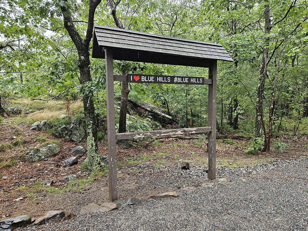 שלט Blue Hills בשמורת Blue Hills Reservation ליד בוסטון