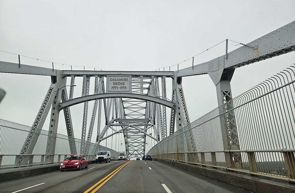 נסיעה על גשר Sagamore Bridge בדרך לקייפ קוד ממסצ'וסטס