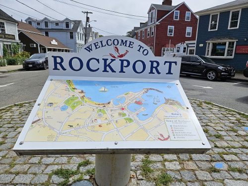 שלט Welcome to Rockport עם מפת העיירה