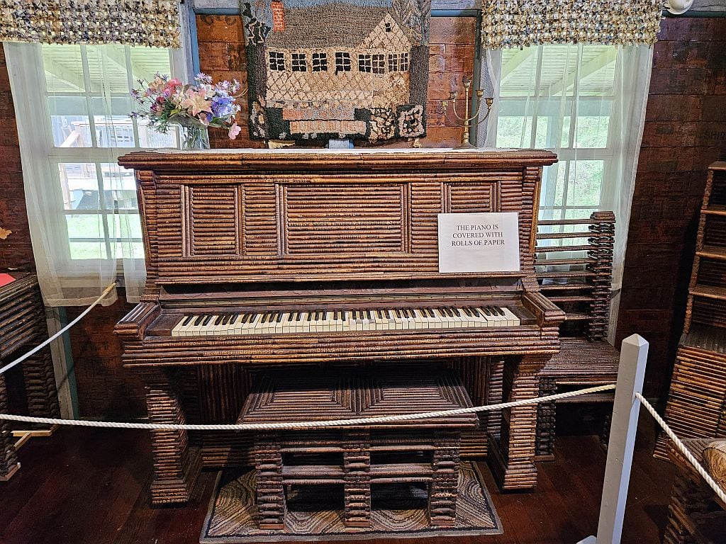 פסנתר עשוי מנייר בתוך Paper House ברוקפורט