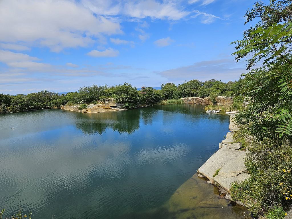 מחצבת גרניט מלאה מים ב Halibut Point State Park