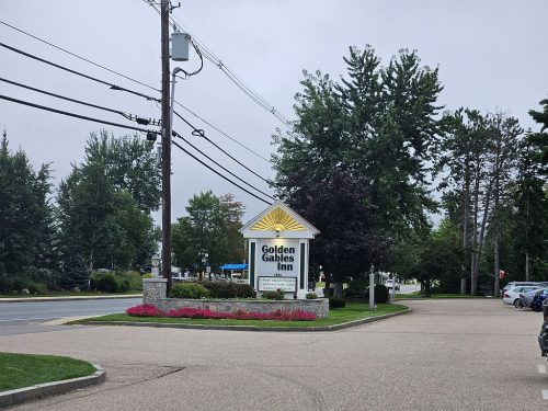 כניסה למלון Golden Gables Inn בעיירה North Conway ניו המפשייר