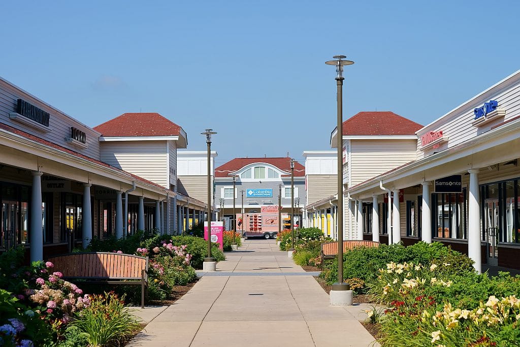 Wrentham Village Premium Outlets – אאוטלט גדול ליד בוסטון לקניות מותגים