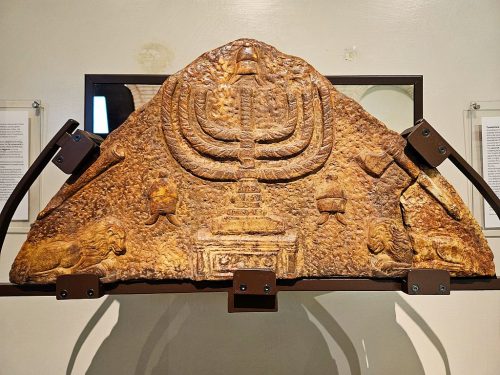 פריט יהודי עתיק בתצוגה במוזיאון היהודי ברומא