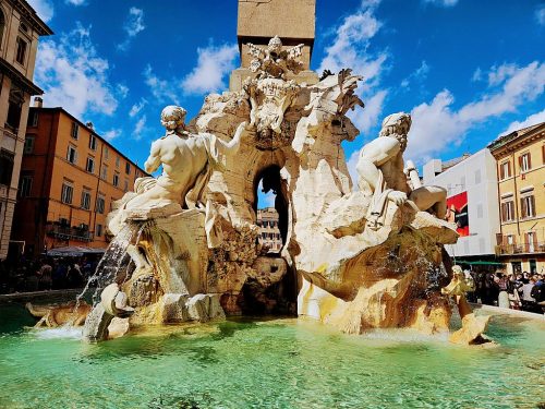 איטליה -מזרקת ארבעת הנהרות (Fontana dei Quattro Fiumi) בפיאצה נאבונה מזווית צדדית