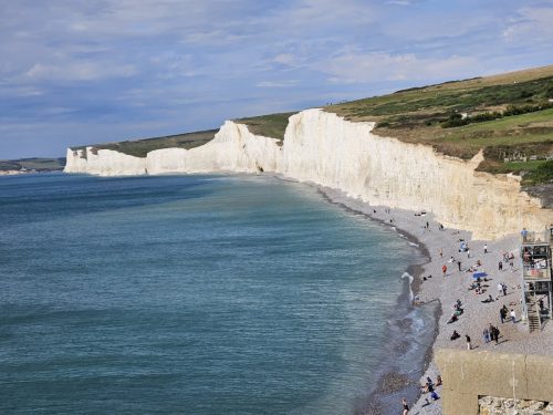 הצוקים הלבנים של Seven Sisters מעל חוף Birling Gap